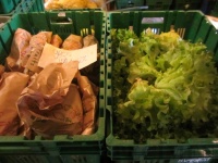 les caisses de légumes préparées pour l'AMAP de Changé (le mardi soir)